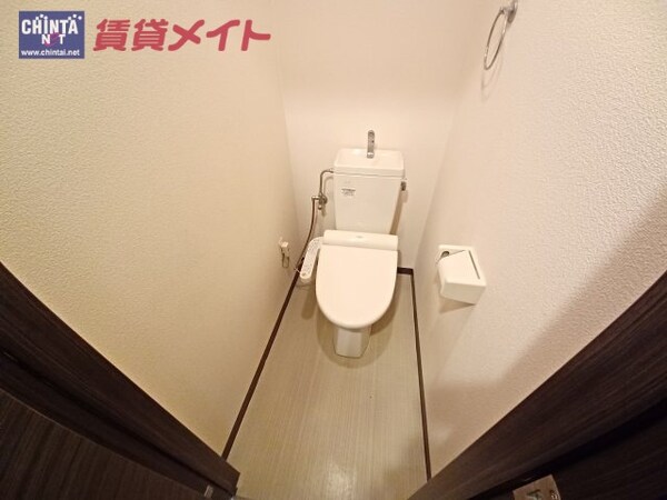 トイレ(清掃・修繕中の写真です)