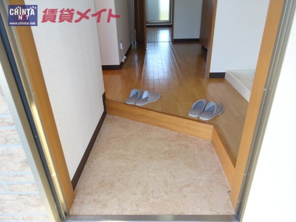 玄関(同型タイプ別部屋の写真です)