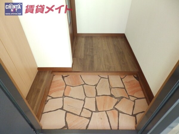 玄関(同物件別部屋の写真)