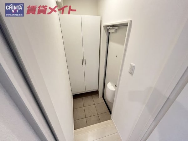 玄関(別のお部屋の写真になります)