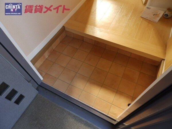 玄関(同物件別部屋参考写真です。（左右反転タイプ）)