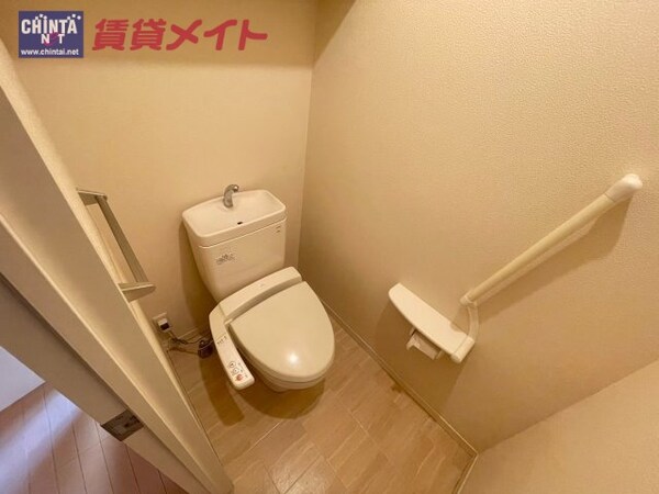トイレ(同物件別部屋の写真です。間取り反転タイプ)