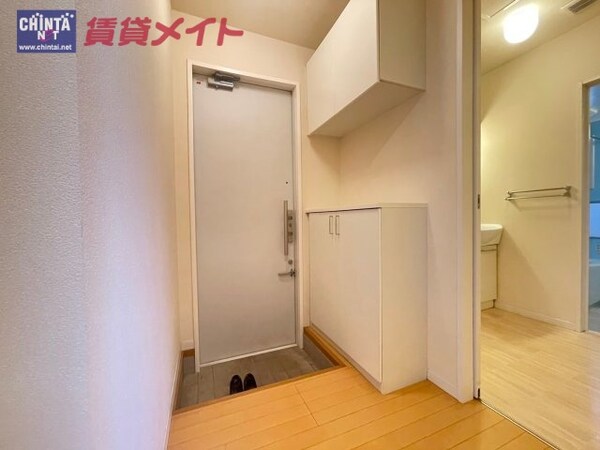 玄関(同物件別部屋の写真です。間取り反転タイプ)