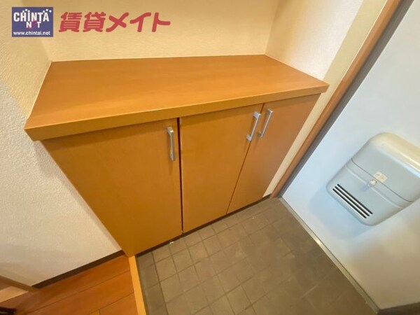 玄関(同型、反転タイプの部屋写真です。)