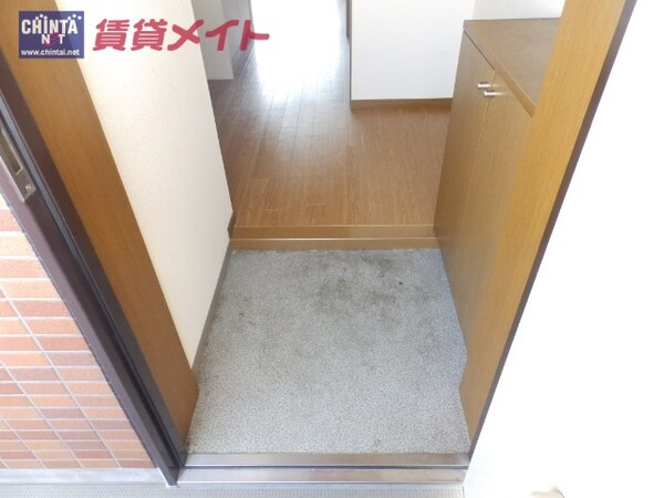 玄関(他の部屋の写真を代用)