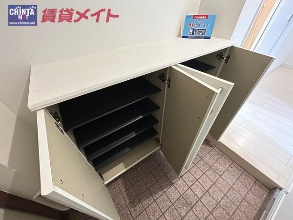 玄関(同じ物件、別部屋の写真です)