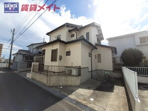 買い物便利で奥様ウキウキ車がたくさん停まる家外観写真