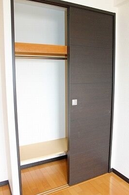 物件内観写真11　(上部も使え、収納力有ります)