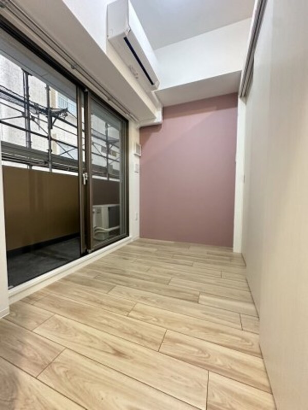 寝室(壁紙の色は部屋によって違います。)