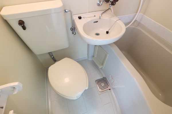 浴室(シンプルな３点ユニットバス。)