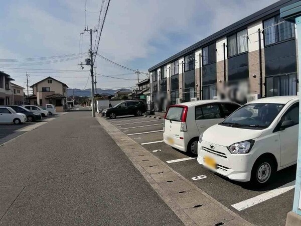 その他(広々とした駐車場です。)