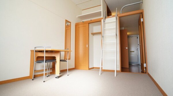 居室(高さもあり広々とした綺麗なお部屋です。)