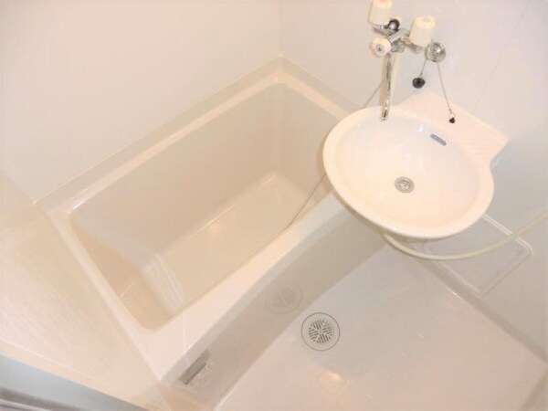 浴室(同タイプ物件の為、形状や間取寸法、色調等が実際とは異なります)