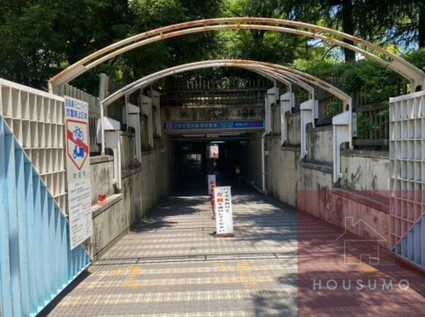 周辺環境(江坂公園自転車駐車場 330m)