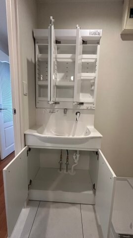 物件内観写真7　(広い洗面スペース)