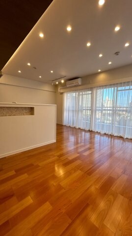 物件内観写真10　(おしゃれな居間です)