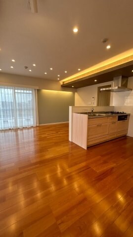 物件内観写真12　(こちらのリビングで趣味の時間をお楽しみください)