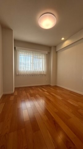 物件内観写真18　(広くて明るい寝室)