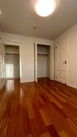 物件内観写真19　(開放的な寝室です)