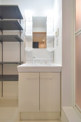 物件内観写真5　(ゆったりとスペースのある洗面所)