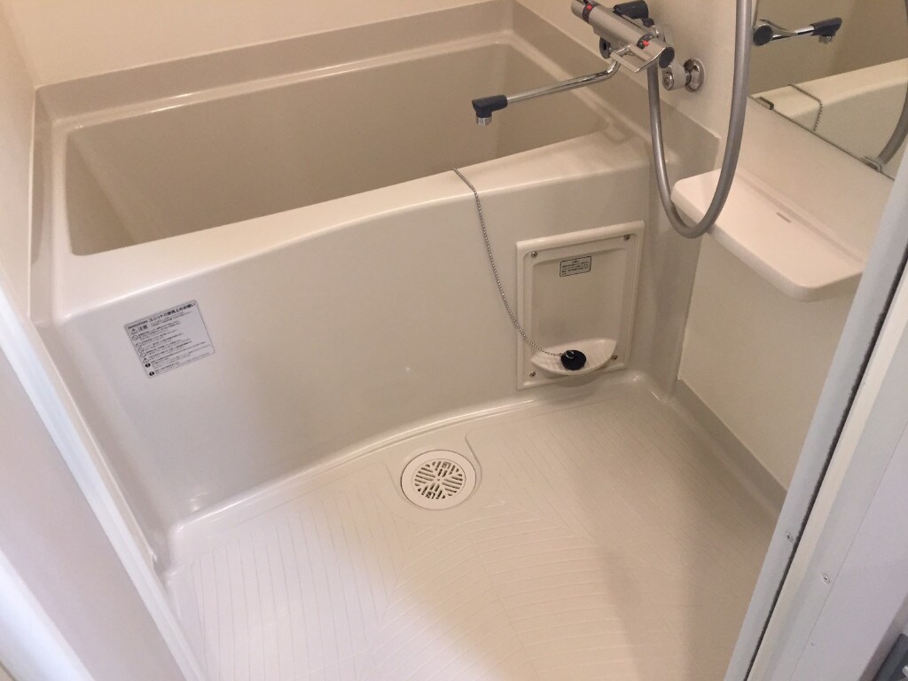 物件内観写真5　(明るい色調の室内です)