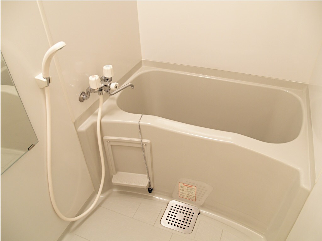 物件内観写真6　(明るい色調の室内です)