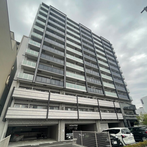 物件外観写真1　(外観は落ち着いています)