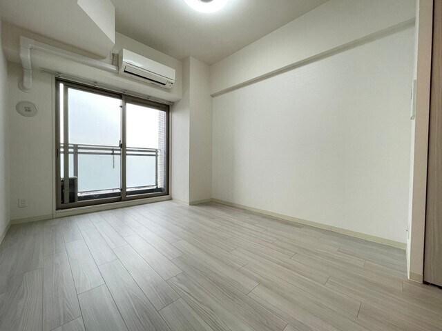 物件内観写真3　(明るい色調の室内です)