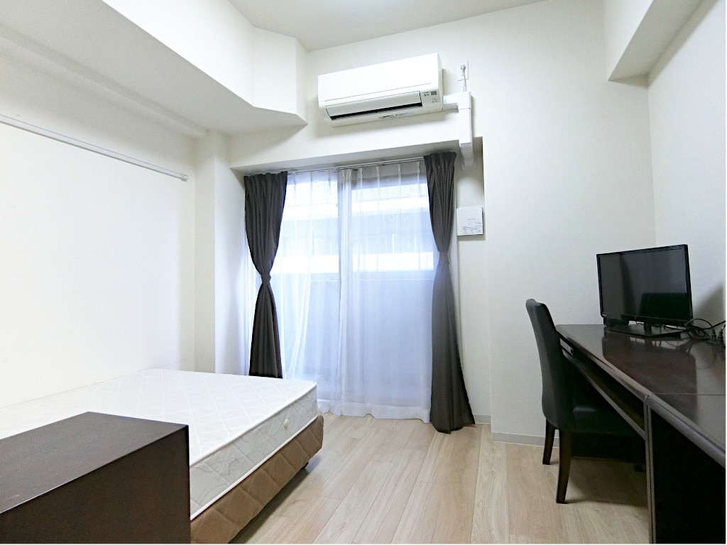 物件内観写真2　(明るい色調の室内です)