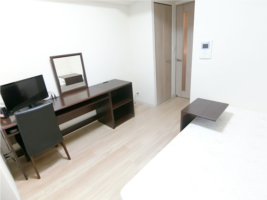 物件内観写真3　(明るい色調の室内です)