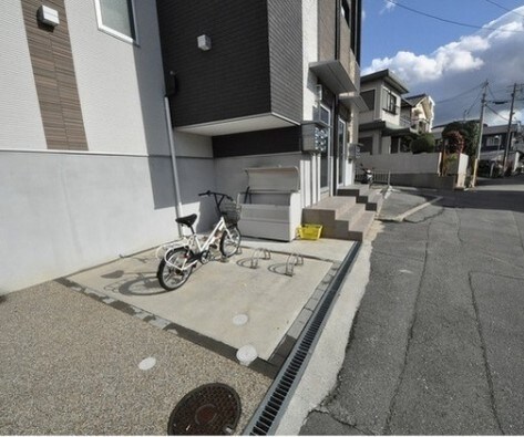 物件内観写真5　(駐車スペースもあります)