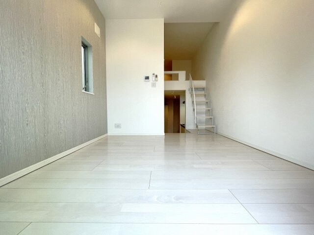 物件内観写真10　(落ち着いた色調の洋室です)