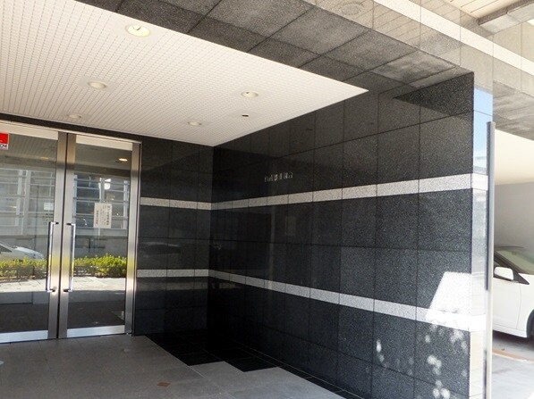 物件外観写真2　(綺麗なエントランス)