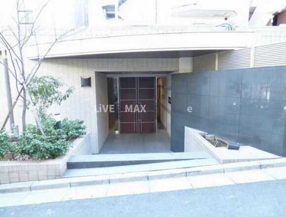 物件外観写真2　(～素敵なエントランスでお出迎え～)