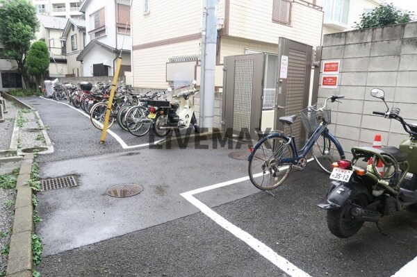 駐車場(駐車場に車を止められます)