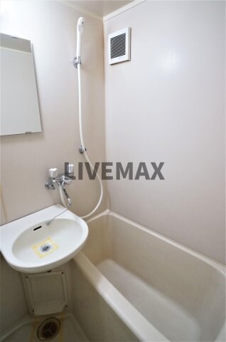 物件内観写真9　(広い洗面スペース)