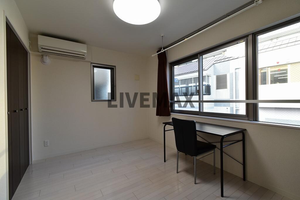 物件内観写真4　(備え付け家具備品（同仕様）)