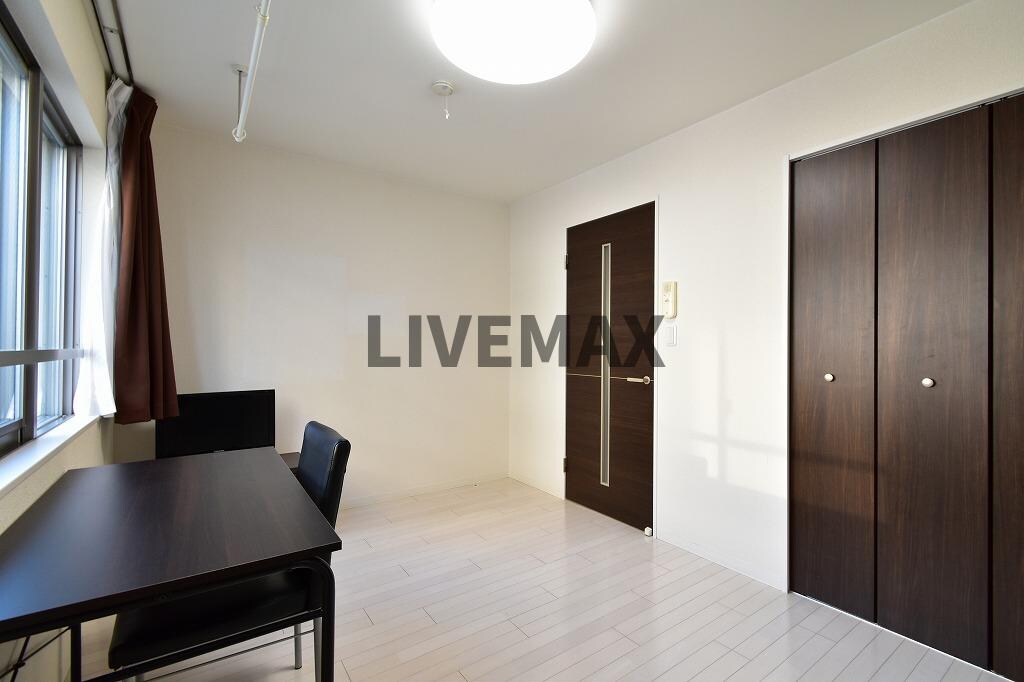 物件内観写真6　(備え付け家具備品（同仕様）)