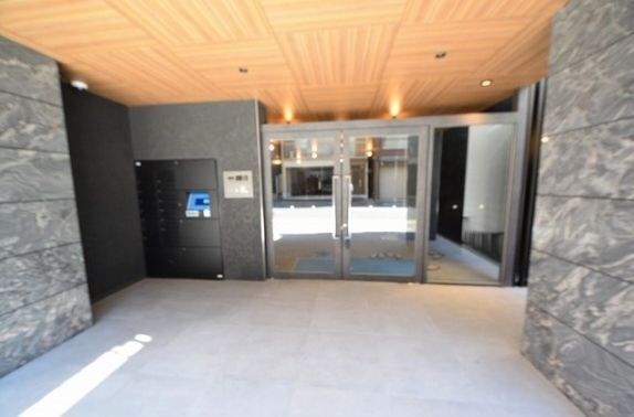 物件外観写真2　(～素敵なエントランスでお出迎え～)