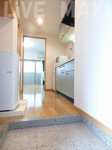 物件内観写真4　(綺麗な入口です☆)