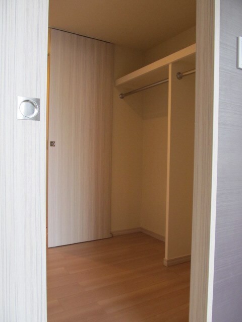 物件内観写真16　(ウォークスルークローゼット)
