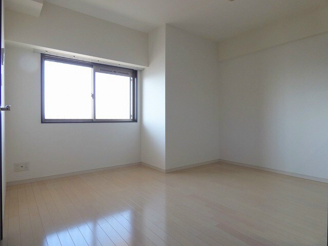 物件内観写真8　(広めの洋室部分でレイアウトしやすい間取りです★)