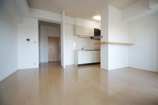 物件内観写真4　(綺麗で広めの室内☆)