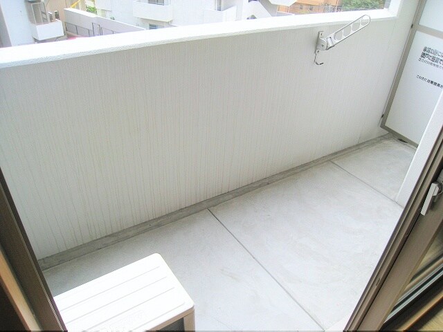 物件内観写真8　(広々バルコニー)