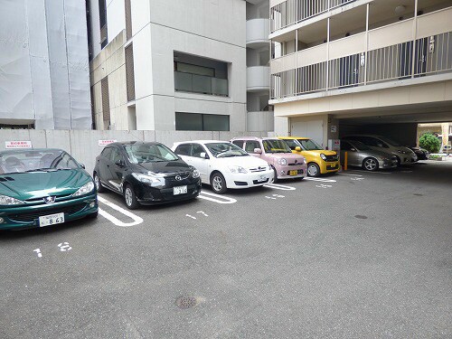 物件外観写真7　(敷地内駐車場)