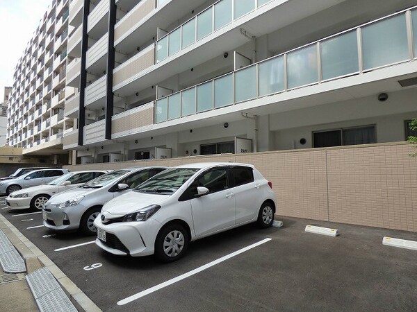 駐車場(車をお持ちの方に嬉しい駐車場付きの物件です)