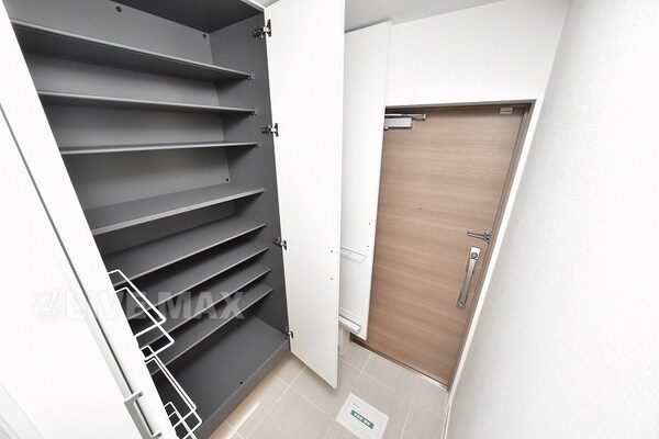玄関(※実際と異なる場合、現状有姿。)