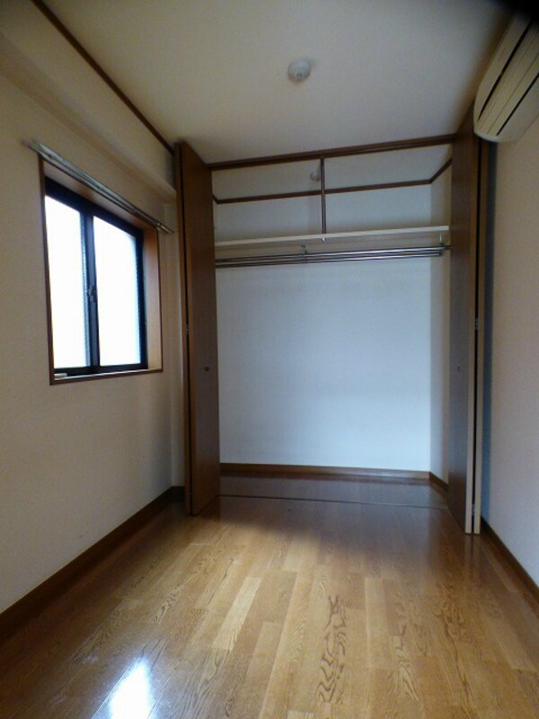 寝室(エアコン付きで快適です)