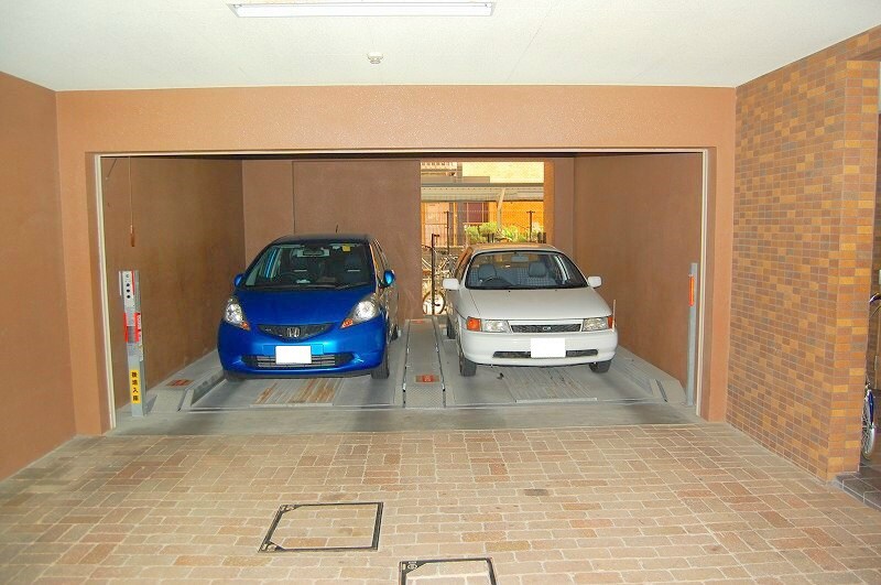 物件外観写真2　(敷地内駐車場)