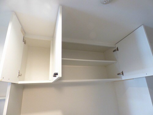 物件内観写真18　(キッチン上部収納で食器類が収納出来ます。)